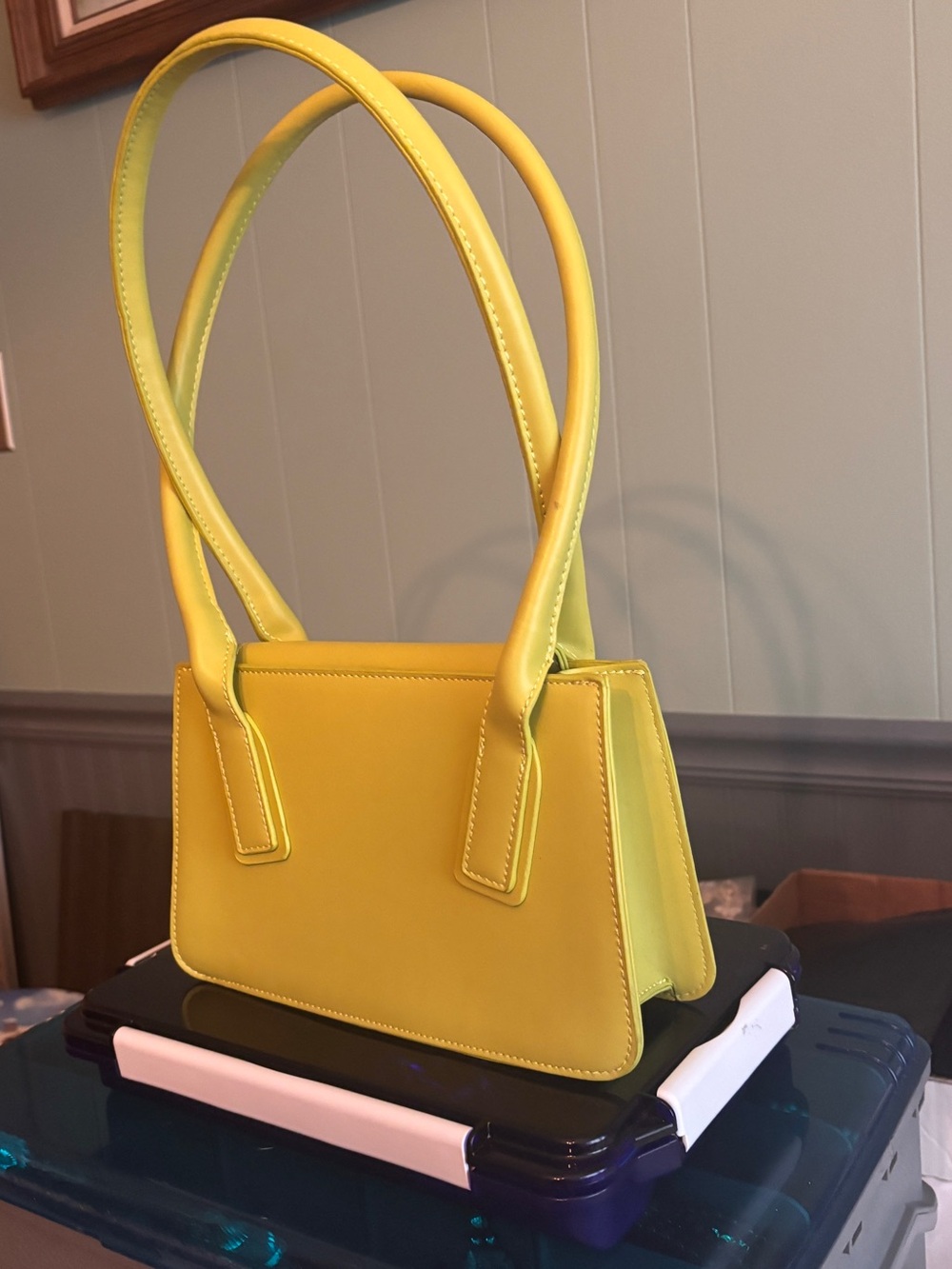 Chic Retro Lime Structured Shoulder Bag with Double Handles - Like New - Picture 2 of 5